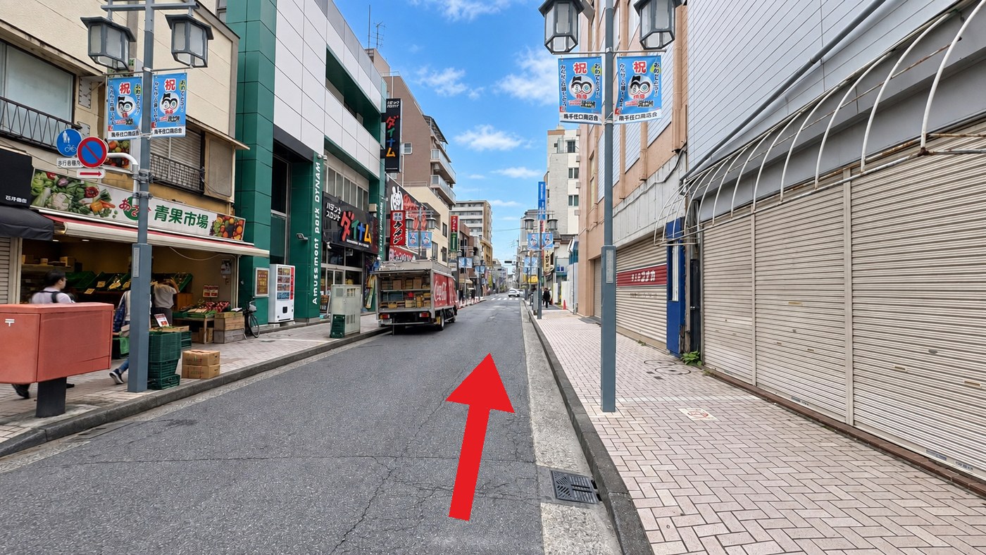 商店街をそのまま進む